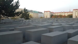 Lire la suite à propos de l’article BERLIN, MEMORIAL-AUX-JUIFS-ASSASSINES-D-EUROPE
