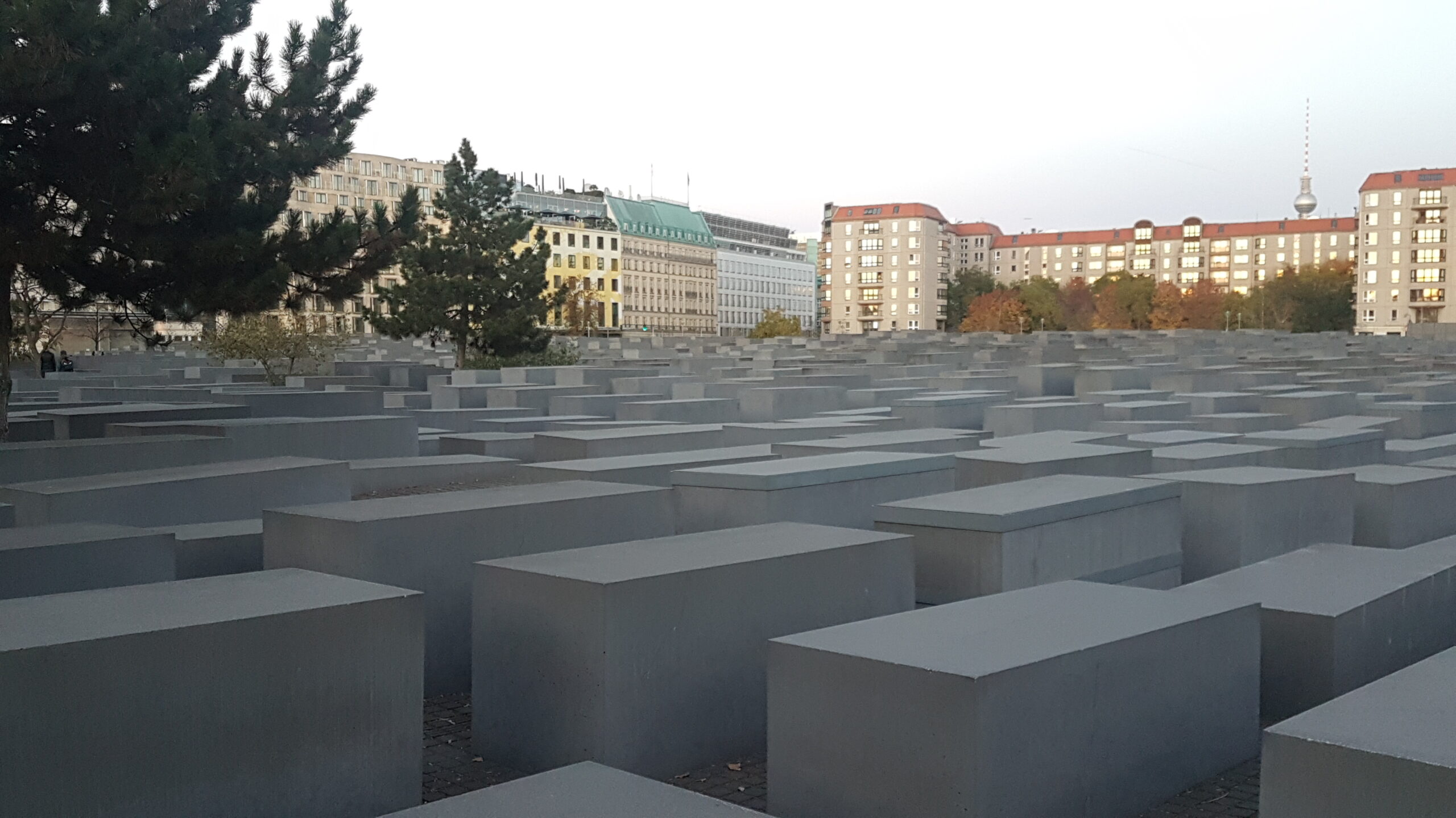 Lire la suite à propos de l’article BERLIN, MEMORIAL-AUX-JUIFS-ASSASSINES-D-EUROPE