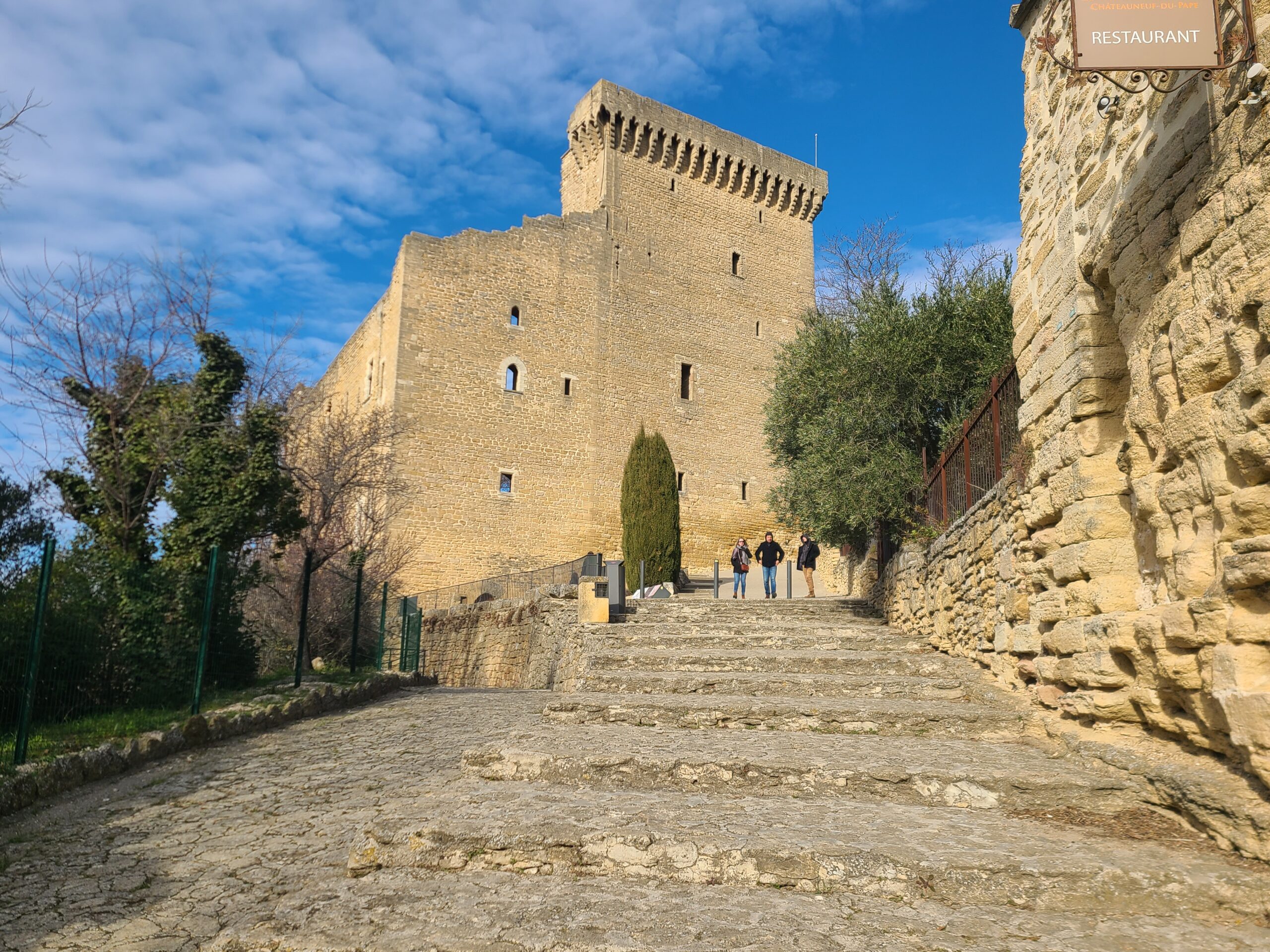 Lire la suite à propos de l’article CHÂTEAUNEUF-DU-PAPE, VILLAGE