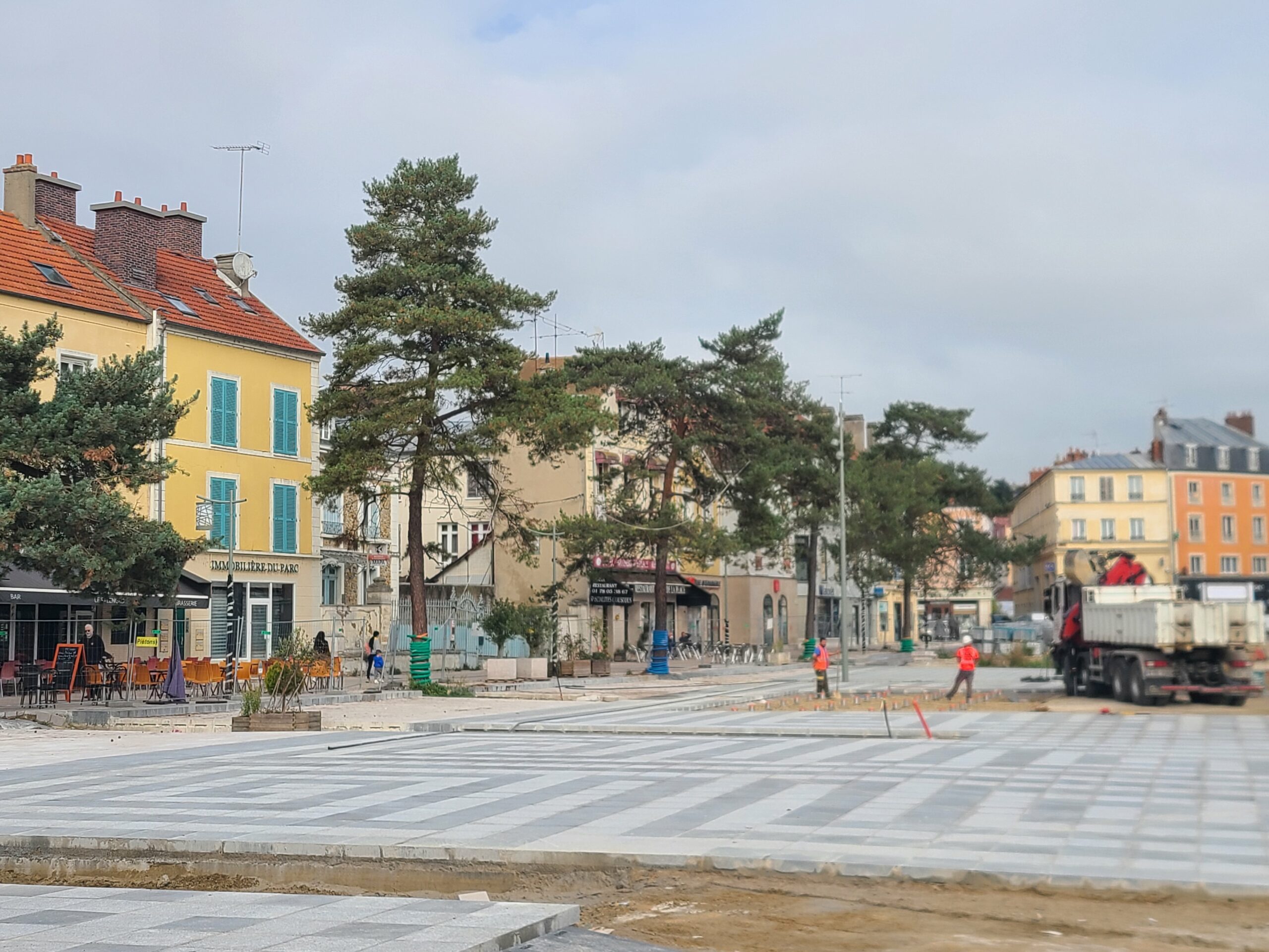 Lire la suite à propos de l’article CORBEIL-ESSONNES, PLACE-DU-COMTE-HAYMON
