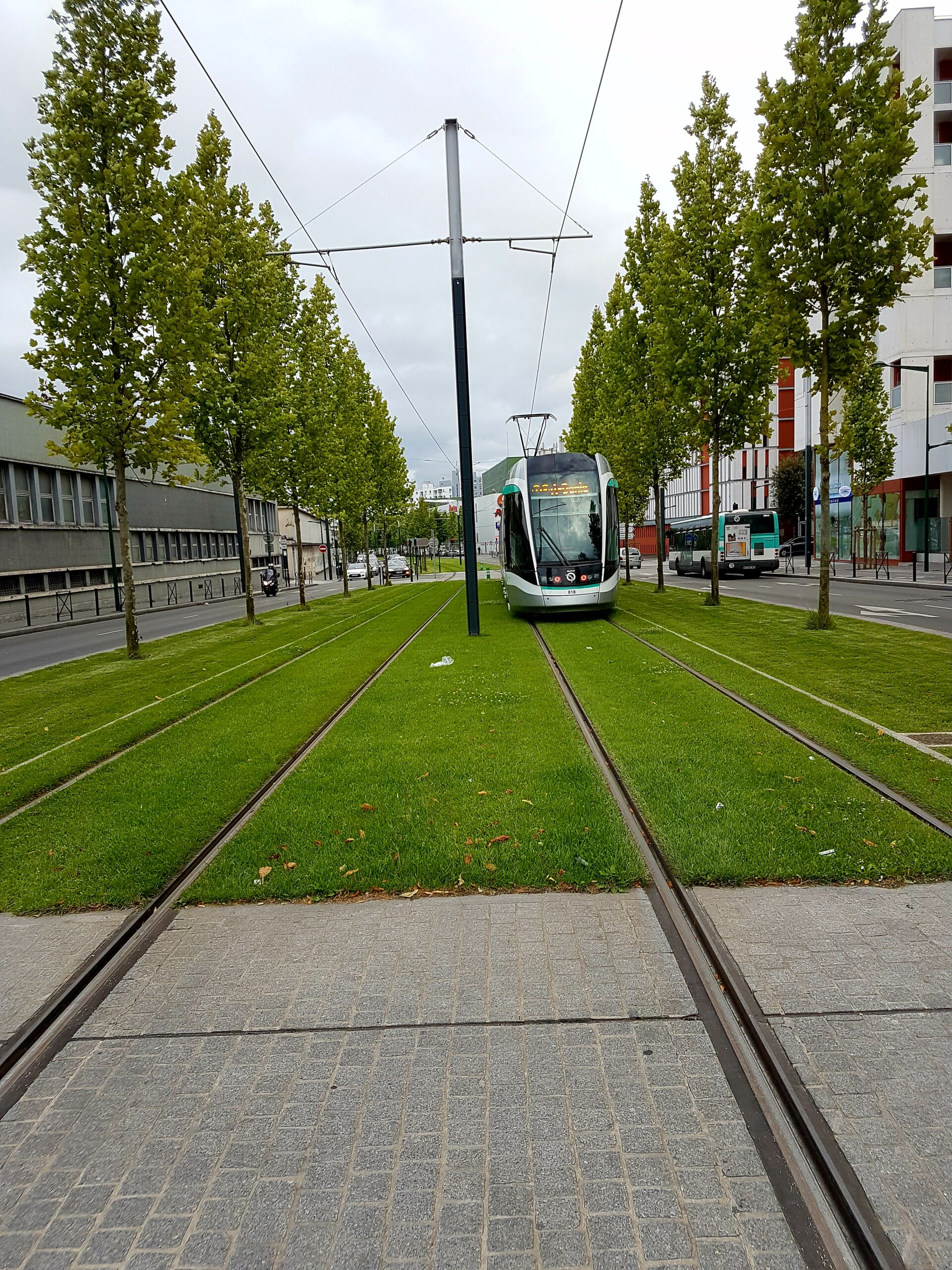 Lire la suite à propos de l’article ÉPINAY-SUR-SEINE, AVENUE-DE-LA-REPUBLIQUE