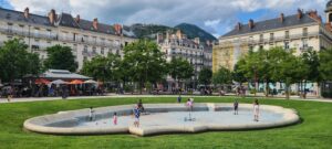 Lire la suite à propos de l’article GRENOBLE, PLACE-VICTOR-HUGO