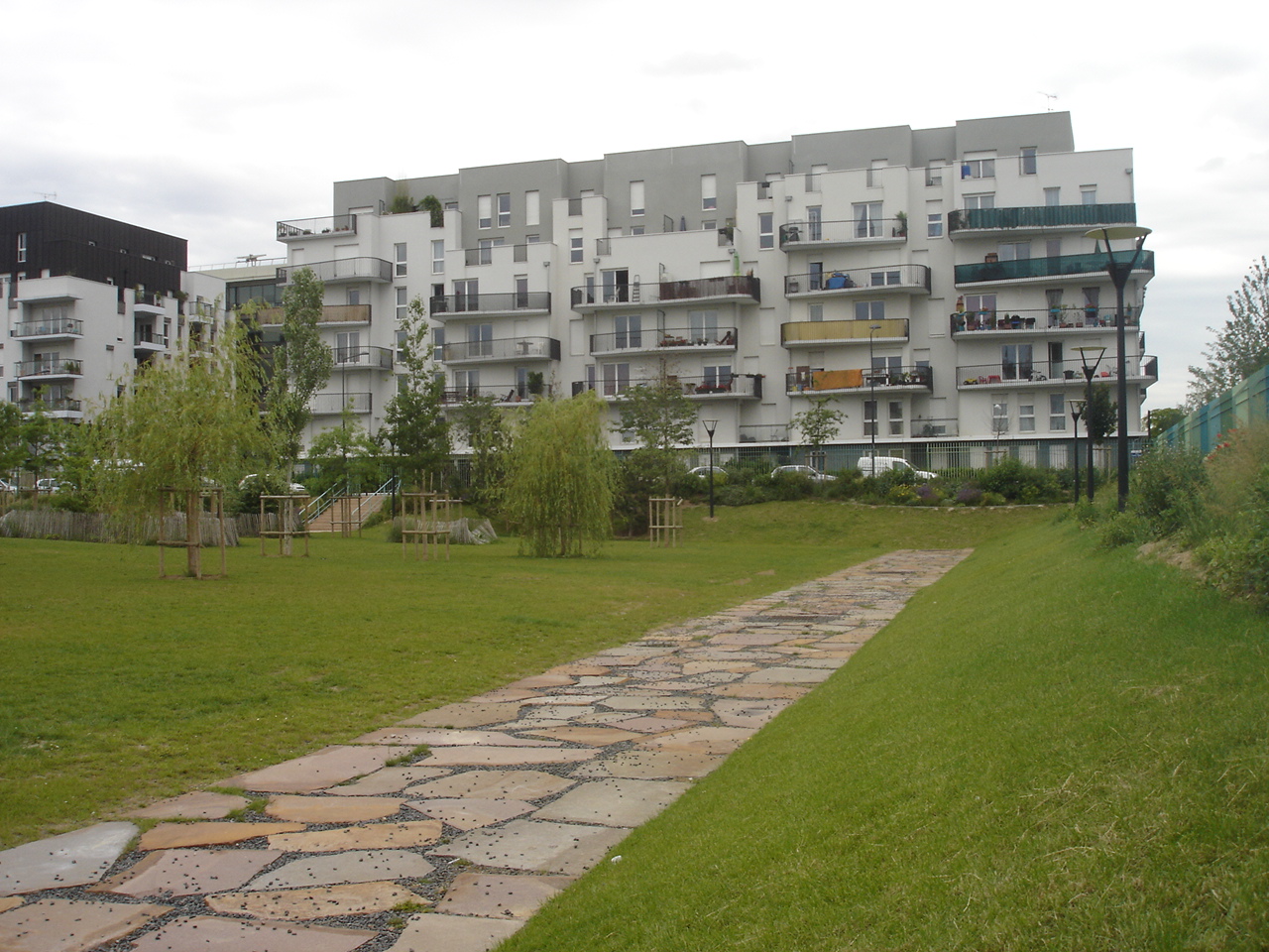 You are currently viewing SAINT-DENIS, SQUARE-DES-ACROBATES