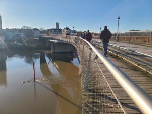Lire la suite à propos de l’article MANTES-LA-JOLIE, PASSERELLE-ILE-AUX-DAMES