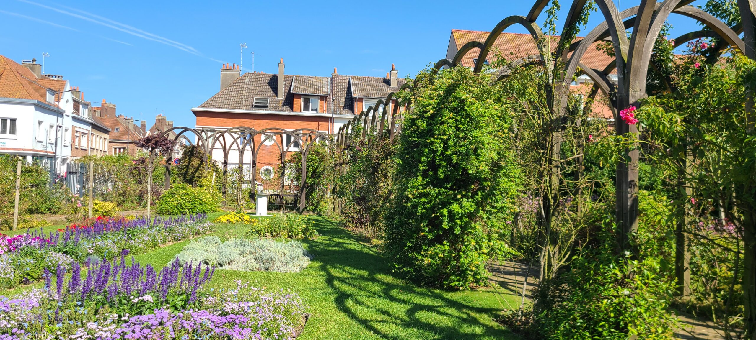 Lire la suite à propos de l’article CALAIS, JARDIN-TUDOR