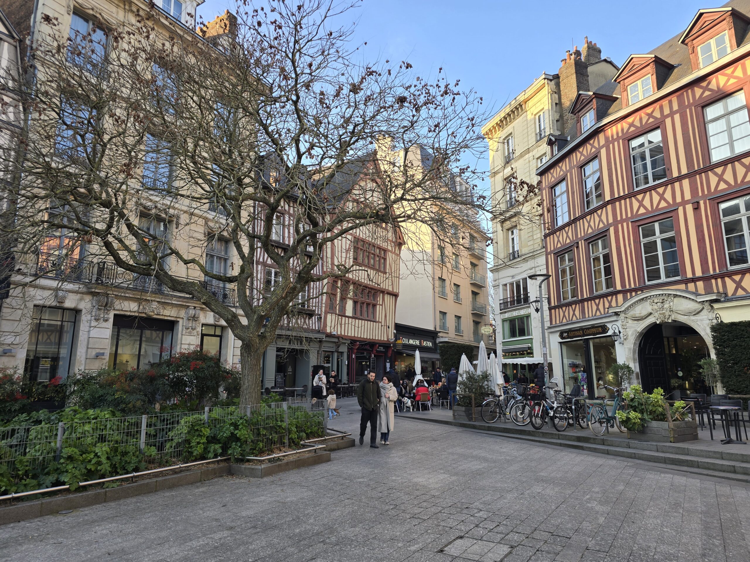 Lire la suite à propos de l’article ROUEN, PLACE-DE-LA-PUCELLE